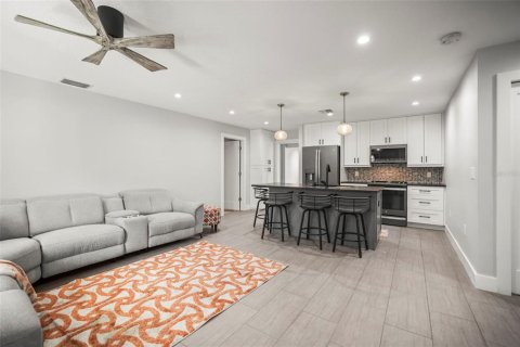 House in Dunedin, Florida 3 bedrooms, 115.94 sq.m. № 1737344 - photo 2