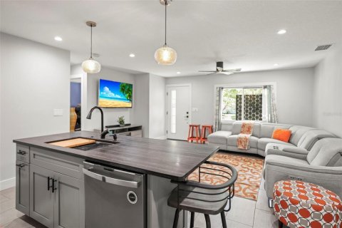House in Dunedin, Florida 3 bedrooms, 115.94 sq.m. № 1737344 - photo 8