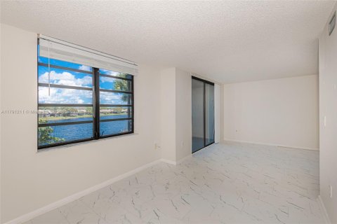 Condo in Pembroke Pines, Florida, 1 bedroom  № 1863485 - photo 7