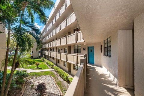 Condo in Pembroke Pines, Florida, 1 bedroom  № 1863485 - photo 23