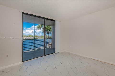 Condo in Pembroke Pines, Florida, 1 bedroom  № 1863485 - photo 1