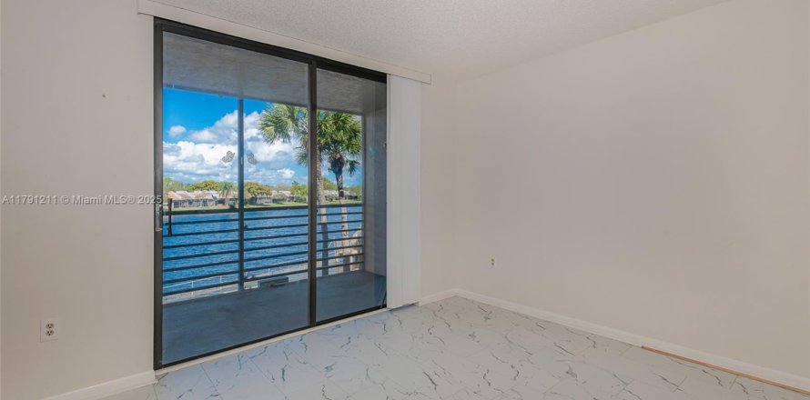 Condo in Pembroke Pines, Florida, 1 bedroom  № 1863485