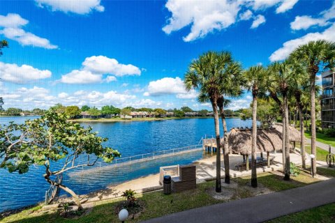 Condo in Pembroke Pines, Florida, 1 bedroom  № 1863485 - photo 2