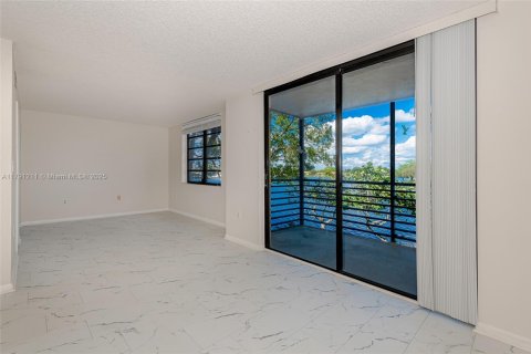 Condo in Pembroke Pines, Florida, 1 bedroom  № 1863485 - photo 22