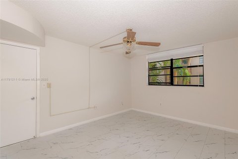 Condo in Pembroke Pines, Florida, 1 bedroom  № 1863485 - photo 15