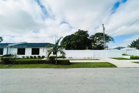 Casa en venta en Miami, Florida, 3 dormitorios, 92.81 m2 № 1984262 - foto 2