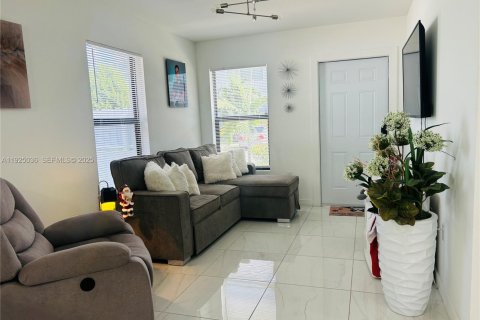 Casa en venta en Miami, Florida, 3 dormitorios, 92.81 m2 № 1984262 - foto 3