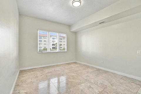 Condo in St. Lucie, Florida, 2 bedrooms № 2392392 - photo 18