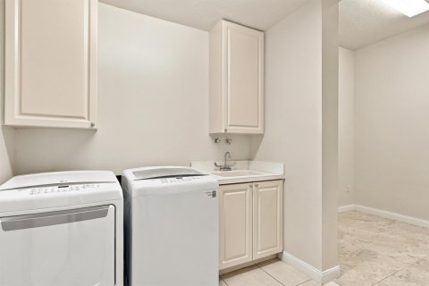 Condo in St. Lucie, Florida, 2 bedrooms № 2392392 - photo 28