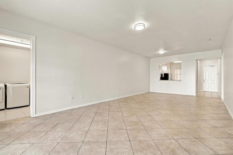 Condo in St. Lucie, Florida, 2 bedrooms № 2392392 - photo 12