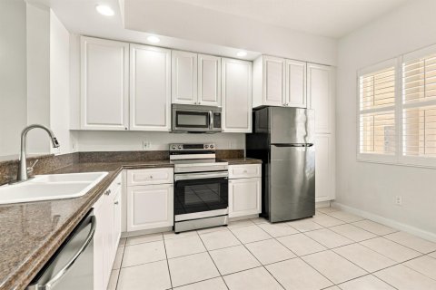 Condo in St. Lucie, Florida, 2 bedrooms № 2392392 - photo 3