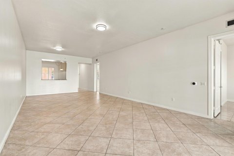 Condo in St. Lucie, Florida, 2 bedrooms № 2392392 - photo 11