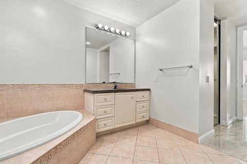 Condo in St. Lucie, Florida, 2 bedrooms № 2392392 - photo 23