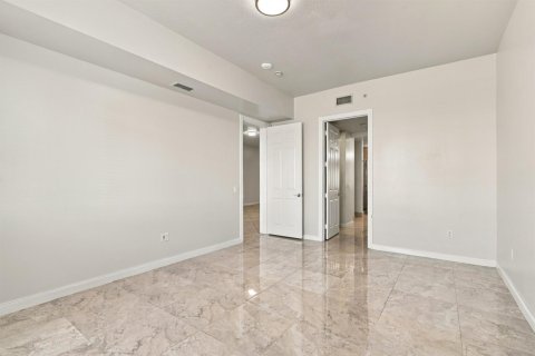 Condo in St. Lucie, Florida, 2 bedrooms № 2392392 - photo 20
