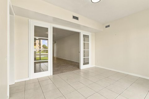 Condo in St. Lucie, Florida, 2 bedrooms № 2392392 - photo 16