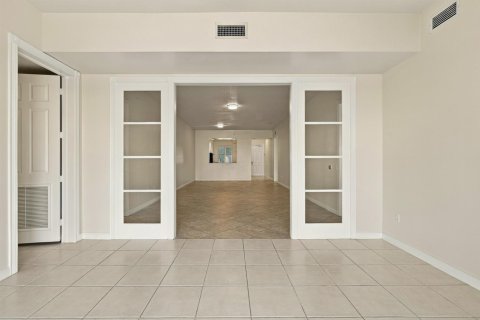 Condo in St. Lucie, Florida, 2 bedrooms № 2392392 - photo 17