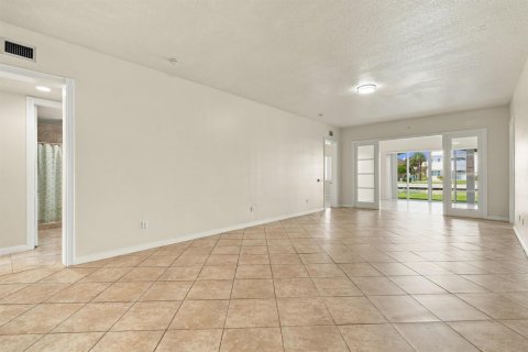 Condo in St. Lucie, Florida, 2 bedrooms № 2392392 - photo 7