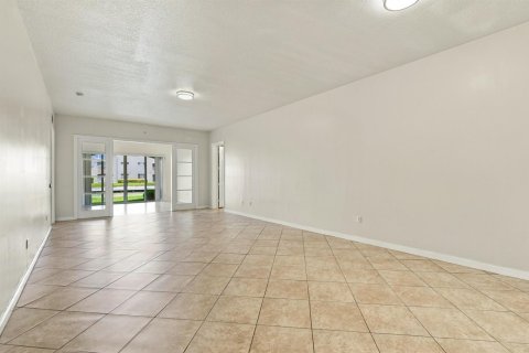 Condo in St. Lucie, Florida, 2 bedrooms № 2392392 - photo 6