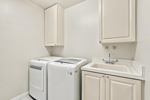 Condo in St. Lucie, Florida, 2 bedrooms № 2392392 - photo 29