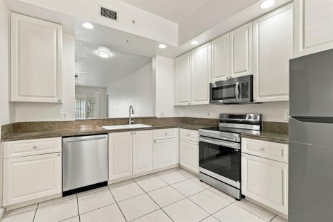 Condo in St. Lucie, Florida, 2 bedrooms № 2392392 - photo 2