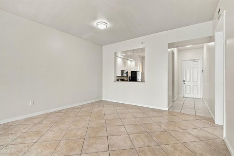 Condo in St. Lucie, Florida, 2 bedrooms № 2392392 - photo 9