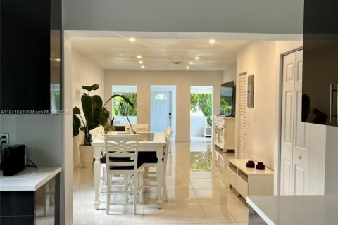 Casa en alquiler en North Miami Beach, Florida, 3 dormitorios, 131.36 m2 № 1940640 - foto 3