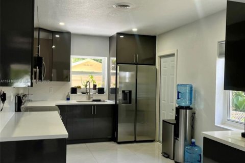 Casa en alquiler en North Miami Beach, Florida, 3 dormitorios, 131.36 m2 № 1940640 - foto 1