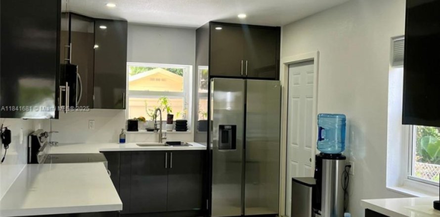 Casa en North Miami Beach, Florida 3 dormitorios, 131.36 m2 № 1940640