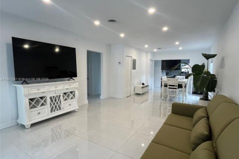 Casa en alquiler en North Miami Beach, Florida, 3 dormitorios, 131.36 m2 № 1940640 - foto 9