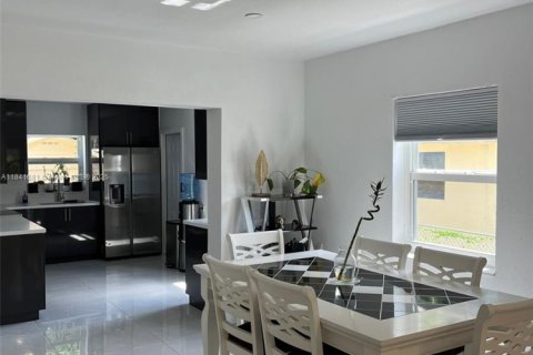 Casa en alquiler en North Miami Beach, Florida, 3 dormitorios, 131.36 m2 № 1940640 - foto 4