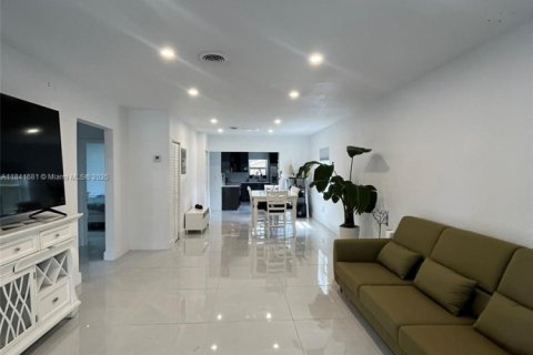Casa en alquiler en North Miami Beach, Florida, 3 dormitorios, 131.36 m2 № 1940640 - foto 8