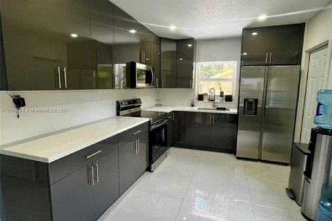 Casa en alquiler en North Miami Beach, Florida, 3 dormitorios, 131.36 m2 № 1940640 - foto 2