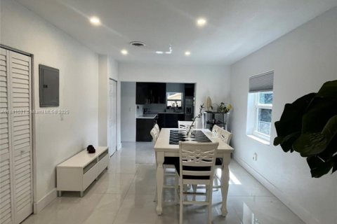 Casa en alquiler en North Miami Beach, Florida, 3 dormitorios, 131.36 m2 № 1940640 - foto 7