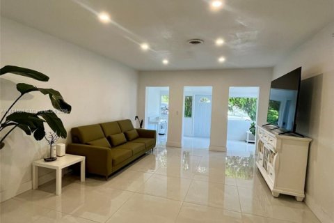 Casa en alquiler en North Miami Beach, Florida, 3 dormitorios, 131.36 m2 № 1940640 - foto 10