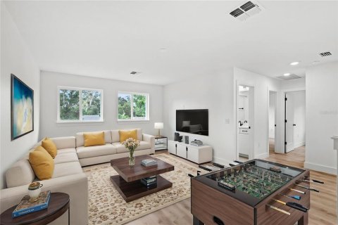 House in Winter Garden, Florida 4 bedrooms, 227.42 sq.m. № 1405116 - photo 12