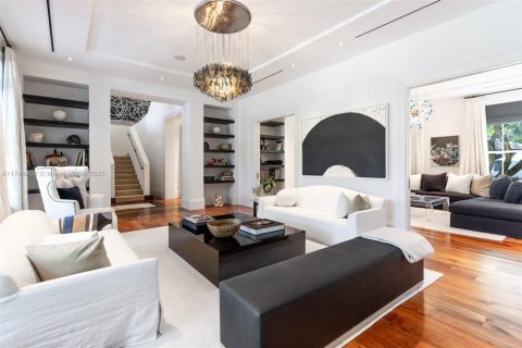 House in Miami, Florida 5 bedrooms, 590.12 sq.m. № 1730328 - photo 19