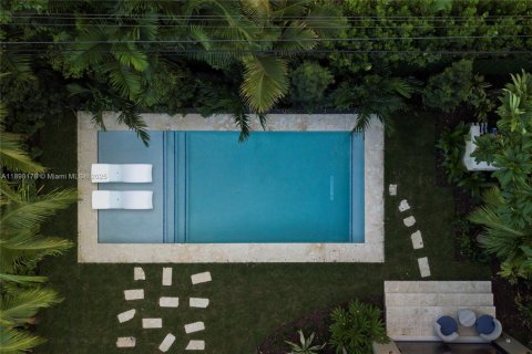 House in Miami, Florida 4 bedrooms, 225.29 sq.m. № 1950975 - photo 18