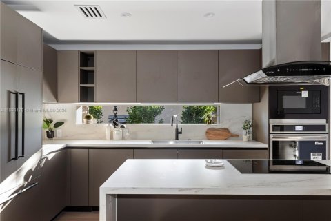 House in Miami, Florida 4 bedrooms, 225.29 sq.m. № 1950975 - photo 6