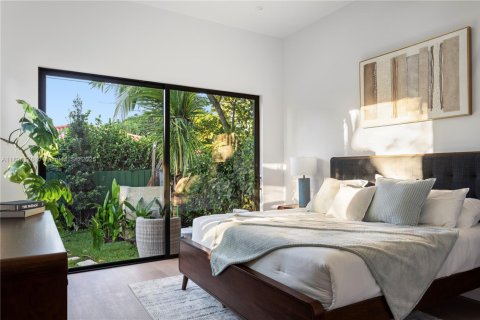 House in Miami, Florida 4 bedrooms, 225.29 sq.m. № 1950975 - photo 9