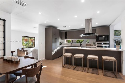 House in Miami, Florida 4 bedrooms, 225.29 sq.m. № 1950975 - photo 7