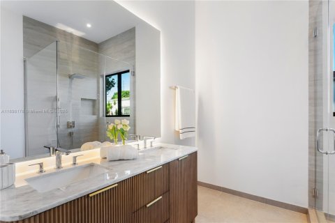 House in Miami, Florida 4 bedrooms, 225.29 sq.m. № 1950975 - photo 11