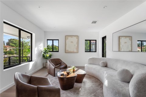 House in Miami, Florida 4 bedrooms, 225.29 sq.m. № 1950975 - photo 8