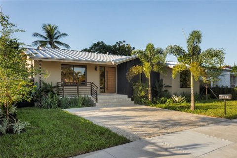 House in Miami, Florida 4 bedrooms, 225.29 sq.m. № 1950975 - photo 2