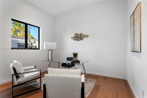 House in Miami, Florida 4 bedrooms, 225.29 sq.m. № 1950975 - photo 13