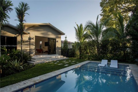House in Miami, Florida 4 bedrooms, 225.29 sq.m. № 1950975 - photo 1
