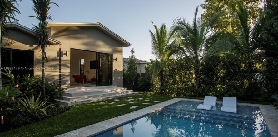 House in Miami, Florida 4 bedrooms, 225.29 sq.m. № 1950975