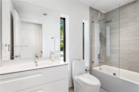 House in Miami, Florida 4 bedrooms, 225.29 sq.m. № 1950975 - photo 15