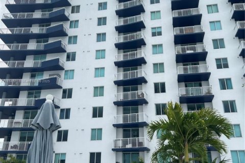 Copropriété à louer à Miami, Floride: 1 chambre, 68.19 m2 № 1971529 - photo 17