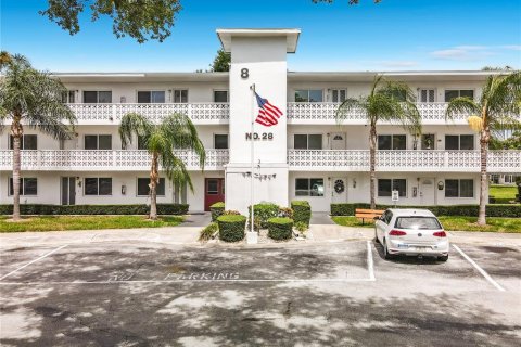 Condo in Seminole, Florida, 2 bedrooms  № 2167461 - photo 1