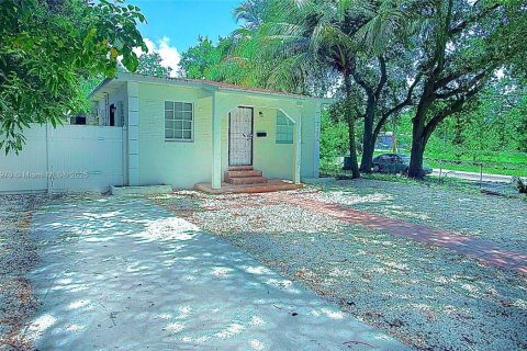 House in Miami, Florida 2 bedrooms, 133.78 sq.m. № 1940342 - photo 1